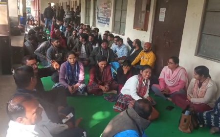 लेखपाल सुधीर की आत्महत्या के मामले में भड़का आक्रोश तीसरे दिन भी जारी रहा धरना प्रदर्शन