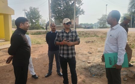 जिलाधिकारी द्वारा विकासखण्ड कर्वी अन्तर्गत खोही तालाब का निरीक्षण किया गया।