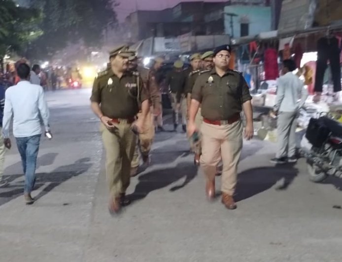 कानून व्यवस्था सुदृढ़ बनाये रखने हेतु क्षेत्राधिकारी मऊ के नेतृत्व में थाना मऊ पुलिस बल ने कस्बा मऊ में पैदल गस्त कर संदिग्ध वाहनो/व्यक्तियों की चेकिंग की गयी।