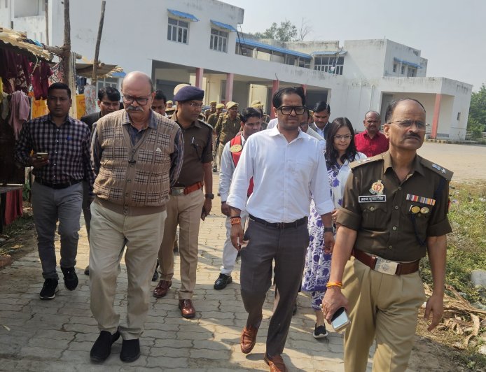 जिलाधिकारी एवं पुलिस अधीक्षक  द्वारा नगर पालिका परिषद चित्रकूटधाम की सफाई व्यवस्था अन्तर्गत सॉलिड वेस्ट मैनेजमेन्ट में प्रयुक्त वाहन गैराज का औचक निरीक्षण किया गया।