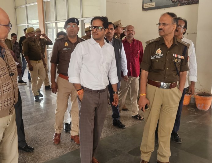 जिलाधिकारी एवं पुलिस अधीक्षक  द्वारा रोडवेज बस स्टॉप बेड़ी पुलिया कर्वी का निरीक्षण किया गया।