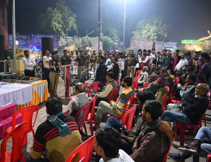 यातायात माह जन जागरुकता अभियान के अन्तर्गत पुलिस अधीक्षक चित्रकूट की अध्यक्षता में विजय म्यूजिकल ग्रुप की गीत-संगीत के माध्यम से यातायात कमाण्ड सेन्टर धनुष चौराहे पर यातायात जागरुकता कार्यक्रम का आयोजन किया गया