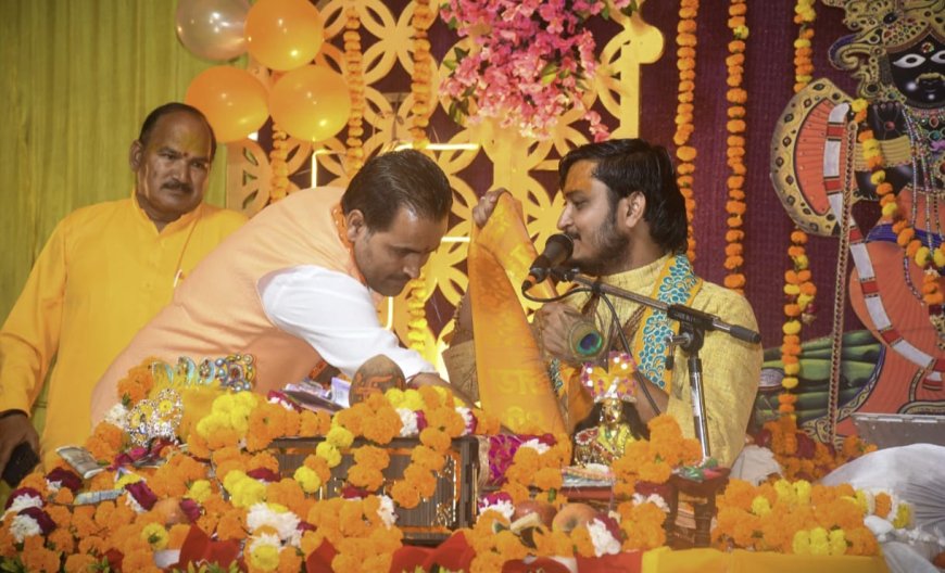 भाजपा नेता गौरी कान्त दीक्षित ने लिया कथा व्यास जी का आशिर्बाद