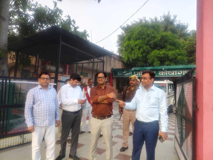 नवनियुक्त जिलाधिकारी  पुलकित गर्ग  द्वारा कलेक्ट्रेट के विभिन्न पटलों का निरीक्षण