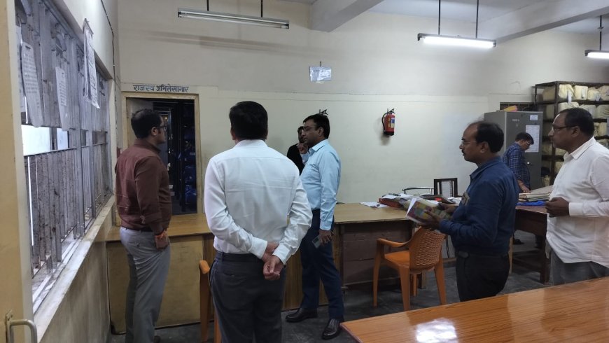 नवनियुक्त जिलाधिकारी  पुलकित गर्ग  द्वारा कलेक्ट्रेट के विभिन्न पटलों का निरीक्षण