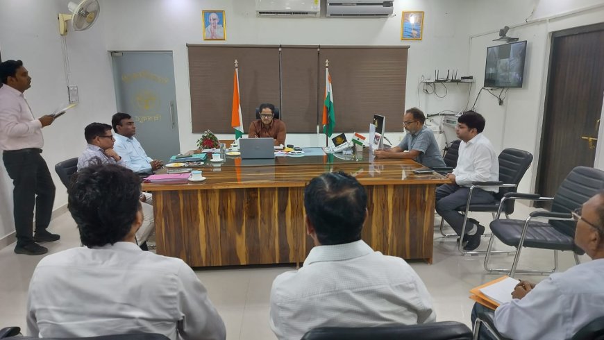 नवागन्तुक जिलाधिकार की अध्यक्षता में जनपद में वर्तमान समय में हो रही बेमौसम वर्षा से हुई फसल क्षति की स्थिति की विस्तृत समीक्षा बैठक जिला अधिकारी चैबर में की गई।