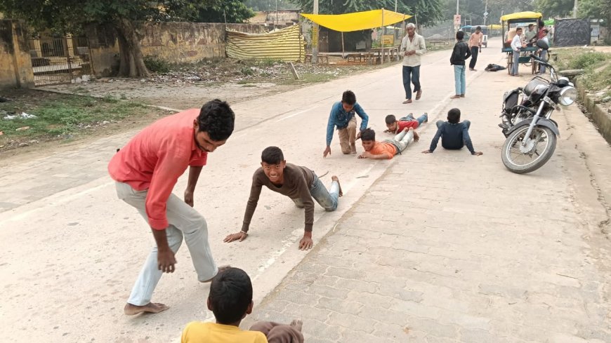 बडे बाबा के दरबार में दंडवत परिक्रमा लगाते हुए श्रद्धालु