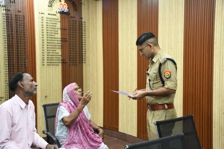जनसुनवाई के दौरान एक बुजुर्ग महिला को सांत्वना देकर उसकी समस्या गंभीरतापूर्वक  सुनकर, समस्या के उचित व त्वरित निस्तारण हेतु सम्बन्धित को  निर्देशित किया