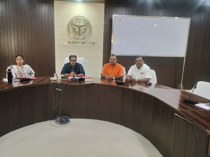 राष्ट्रगीत ‘वंदे मातरम्’ के 150 वर्ष पूर्ण होने के उपलक्ष्य में आज कलेक्ट्रेट सभागार, चित्रकूट में ‘वंदे मातरम्’ के सामूहिक वाचन एवं स्वदेशी संकल्प कार्यक्रम का आयोजन किया गया।