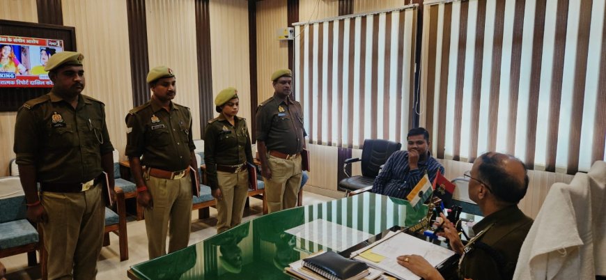 पुलिस अधीक्षक द्वारा थाना/चौकियों में तैनात बीट पुलिस अधिकारियों की बीट बुक चेक की गई तथा बीट प्रणाली को सुदृढ़ बनाने के सम्बन्ध में आवश्यक दिशा निर्देश दिये गये।