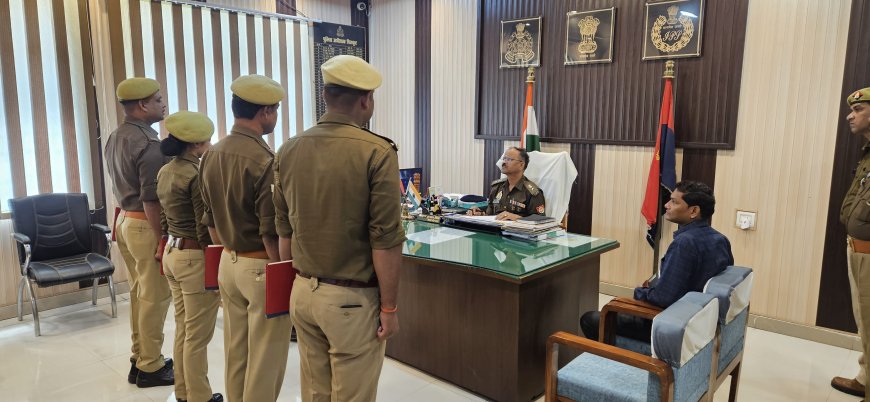 पुलिस अधीक्षक द्वारा थाना/चौकियों में तैनात बीट पुलिस अधिकारियों की बीट बुक चेक की गई तथा बीट प्रणाली को सुदृढ़ बनाने के सम्बन्ध में आवश्यक दिशा निर्देश दिये गये।