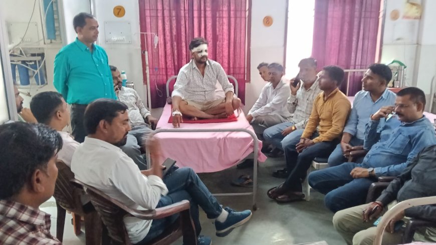 गत दिवस सडक दुर्घटना में घायल प्रधान को ए डी ओ पंचायत सचिव आदि देखने संयुक्त चिकित्सालय सिरौलीगौसपुर पंहुचे