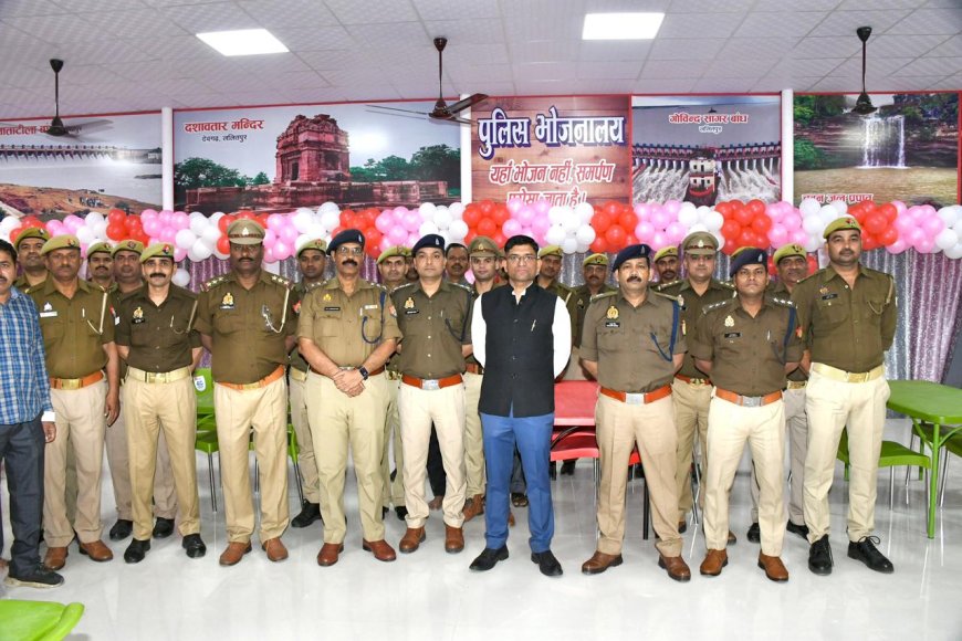 उच्चकोटि की सुविधाओं से युक्त रिजर्व पुलिस लाईन्स परिसर में स्थित आदर्श भोजनालय के आधुनिकीकृत  भवन के जीर्णोद्धार कार्य पूर्ण होने पर, शिलापट्टिका का अनावरण कर व फीता काटकर किया गया उद्घाटन।