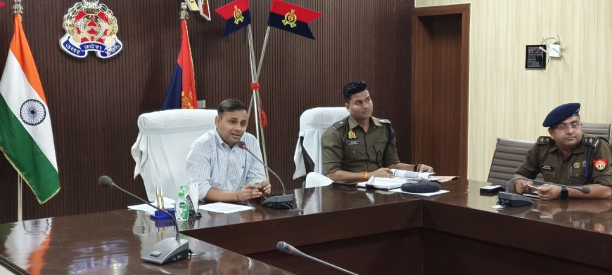 पुलिस लाइन के सभागार में पुलिस अधीक्षक द्वारा रखी गई मीटिंग