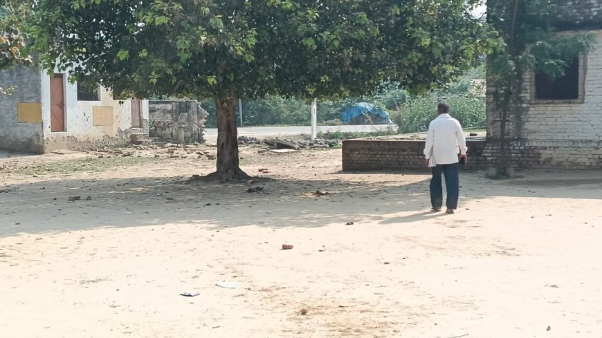 पूर्व माध्यमिक विद्यालय मौलाबाद की बाउंड्री बरसात में गिरी बनवाने की गुहार