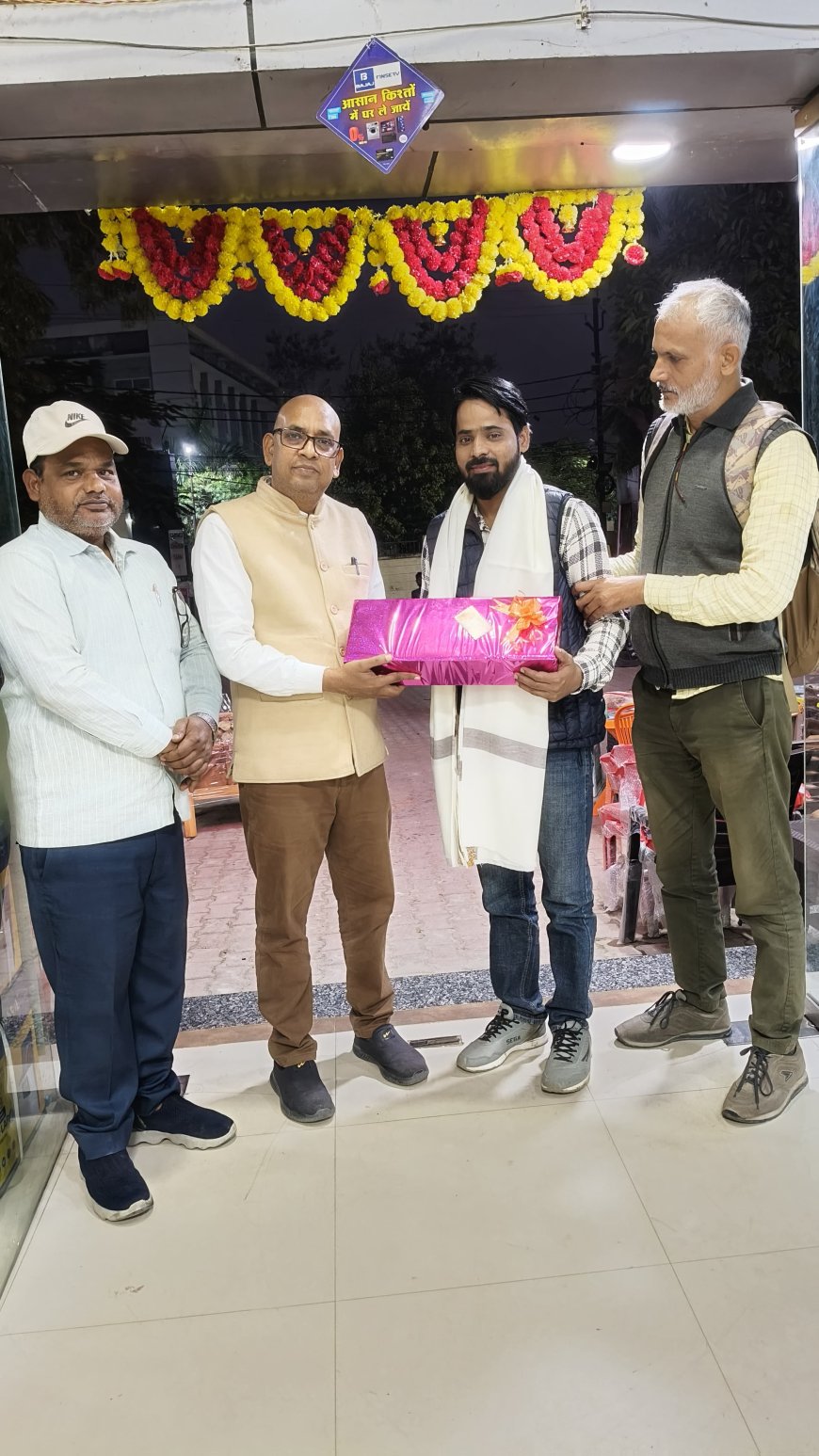 संजीव अरुण कुमार  को एलिगेंट एप्लायंसेज के अधिष्ठाता  समाजसेवी संजीव गुप्ता ने किया सम्मानित