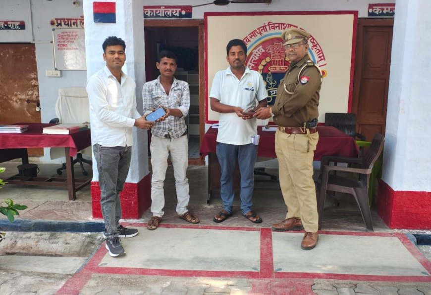 बार पुलिस ने दो गिरे खोये हुए मोबाइल फोन अनुमानित कीमत करीब 31990 रुपये को बरामद कर उनके स्वामी को सुपुर्द कर चेहरे पर लौटाई मुस्कान