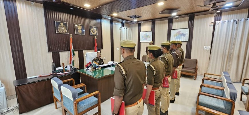 पुलिस अधीक्षक द्वारा थाना/चौकियों में तैनात बीट पुलिस अधिकारियों की बीट बुक चेक की गई तथा बीट प्रणाली को सुदृढ़ बनाने के सम्बन्ध में आवश्यक दिशा निर्देश दिये गये।