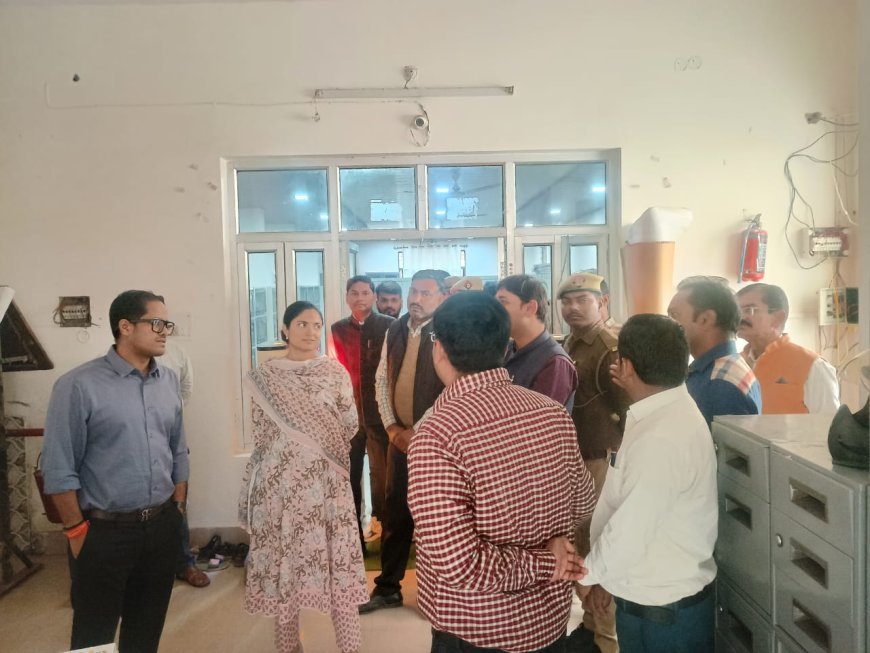 जिलाधिकारी चित्रकूट  पुलकित गर्ग द्वारा जिला पुस्तकालय का निरीक्षण किया।