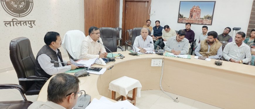 जिले में छात्रवृत्ति के 8 हजार से अधिक आवेदन विद्यालय स्तर पर लम्बित होने पर भड़के डीएम