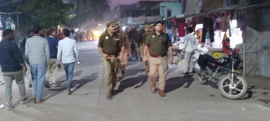 कानून व्यवस्था सुदृढ़ बनाये रखने हेतु क्षेत्राधिकारी मऊ के नेतृत्व में थाना मऊ पुलिस बल ने कस्बा मऊ में पैदल गस्त कर संदिग्ध वाहनो/व्यक्तियों की चेकिंग की गयी।