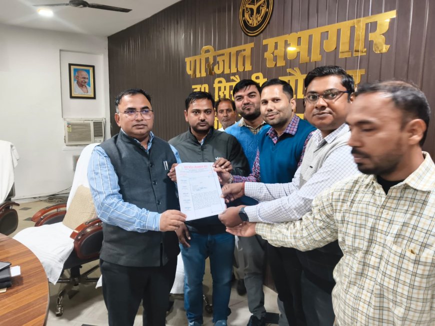 उत्तर प्रदेश लेखपाल संघ ने अपनी मांगों को लेकर धरना देकर ज्ञापन तहसीलदार बालेन्दु भूषण वर्मा को सौंपा