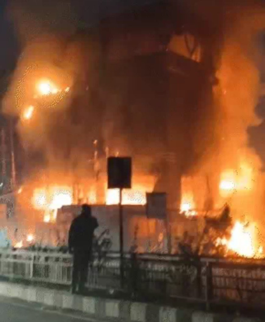 गोरखपुर के चार मंजिला होटल में भीषण आग, रेस्टोरेंट के बाथरूम में छिपे कर्मचारी की मौत; 12 करोड़ की बिल्डिंग जलकर राख