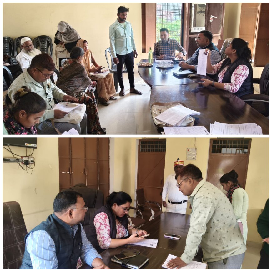 एस आई आर के तहत बी एल ओ के कार्यों  का एस डी एम प्रीति सिंह तहसीलदार बालेन्दु भूषण वर्मा ने निरीक्षण किया