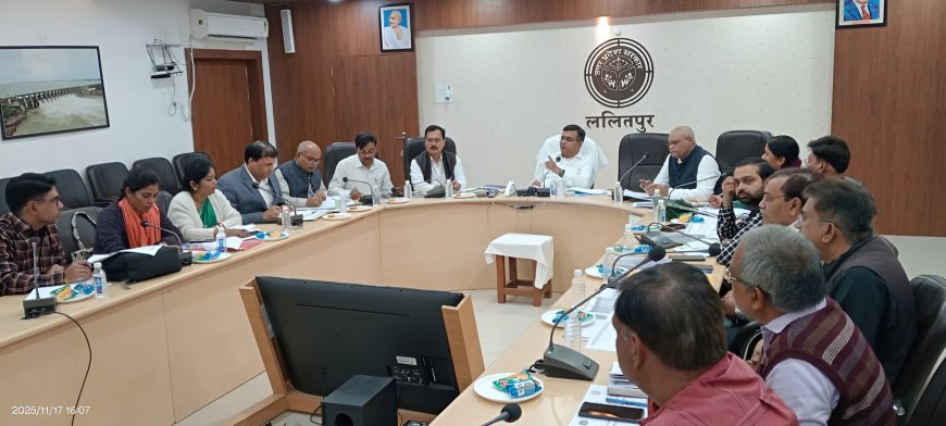 जिलाधिकारी ने जनपद में स्वास्थ्य सेवाओं को और बेहतर करने के लिए स्वास्थ्य विभाग के कार्यों समीक्षा की