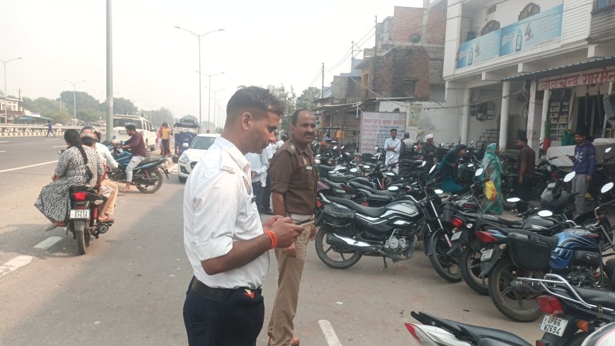 दुकान के सामने सर्विस लेन पर खड़ी 30 बाइक का चालान