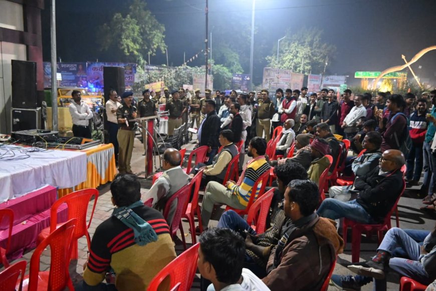 यातायात माह जन जागरुकता अभियान के अन्तर्गत पुलिस अधीक्षक चित्रकूट की अध्यक्षता में विजय म्यूजिकल ग्रुप की गीत-संगीत के माध्यम से यातायात कमाण्ड सेन्टर धनुष चौराहे पर यातायात जागरुकता कार्यक्रम का आयोजन किया गया