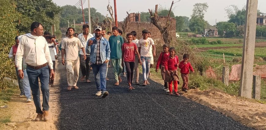  गोबरिया में घटिया सड़क निर्माण पर ग्रामीणों का हंगामा