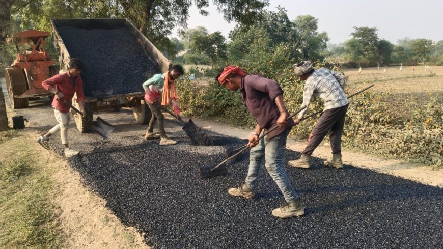  गोबरिया में घटिया सड़क निर्माण पर ग्रामीणों का हंगामा