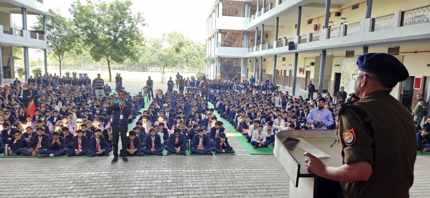 पुलिस अधीक्षक चित्रकूट द्वारा संत थॉमस सीनियर सेकेण्डरी स्कूल कर्वी में यातायात जागरुकता कार्यक्रम का आयोजन कर छात्र/छात्राओं को यातायात नियमों के सम्बन्ध में जागरूक किया गया