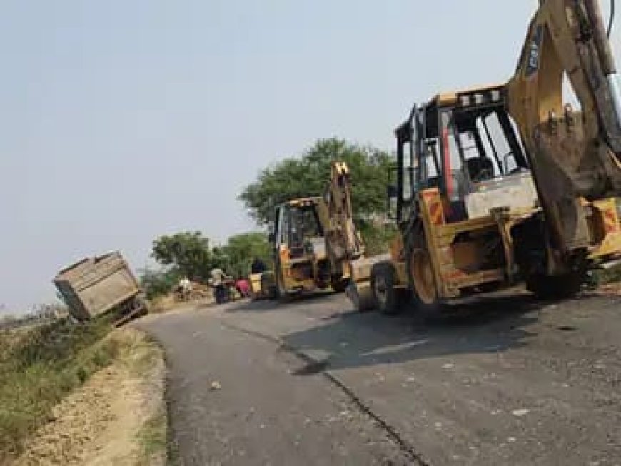 जमीन धसने से गिट्टी लदा ट्रक, पलटने से बाल बाल बचा