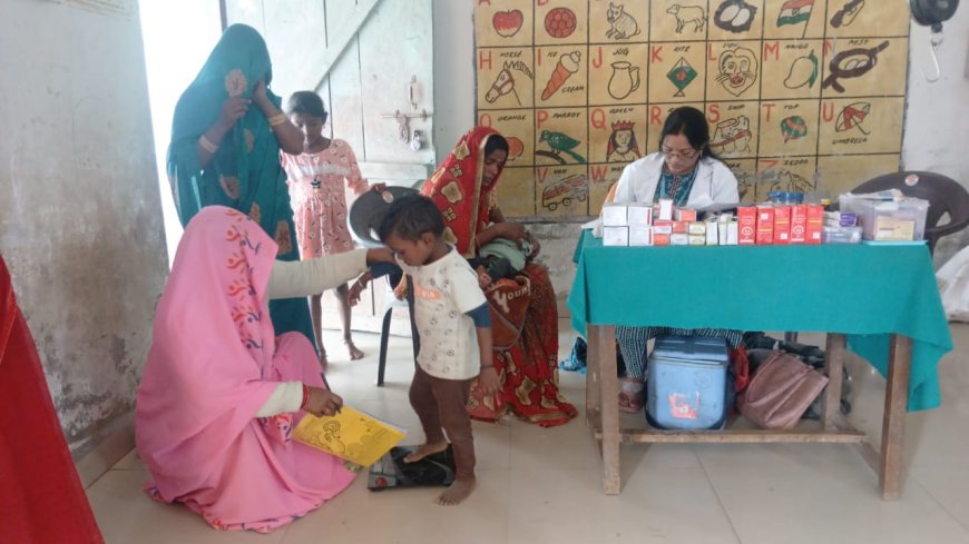 किशुनदेवपुर आंगनवाड़ी केंद्र पर टीकाकरण, एएनएम ने किया महिलाओं को किया जागरूक