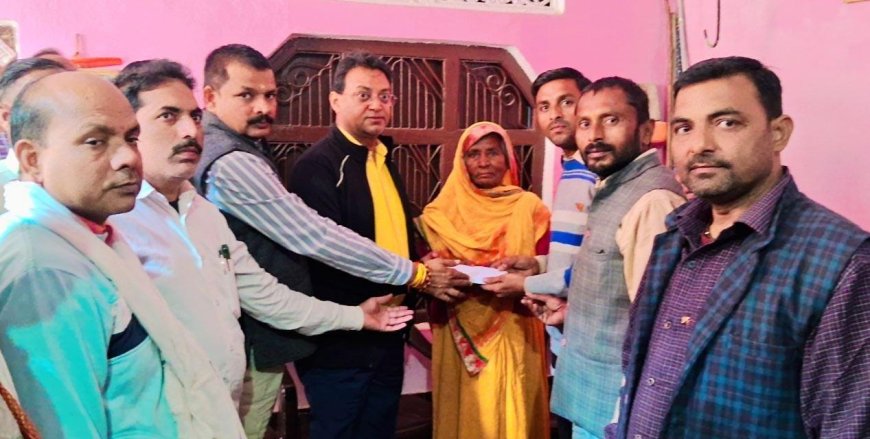 मृतक सफाई कर्मी राजकपूर की मां को खंण्ड विकास अधिकारी संजीव गुप्ता ने 50 हजार रुपए नकद की सहायता दी