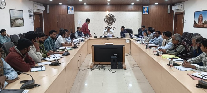 गर्मी के मौसम में जनपद में न हो पेयजल संकट निर्माणाधीन परियोजनाओं को जल्द पूरा करें डीएम