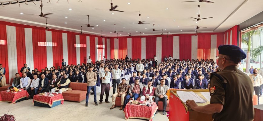 जिलाधिकारी  एवं पुलिस अधीक्षक  की उपस्थिति में श्री जी इंटरनेशनल स्कूल कर्वी में यातायात जागरुकता कार्यक्रम का आयोजन किया गया।