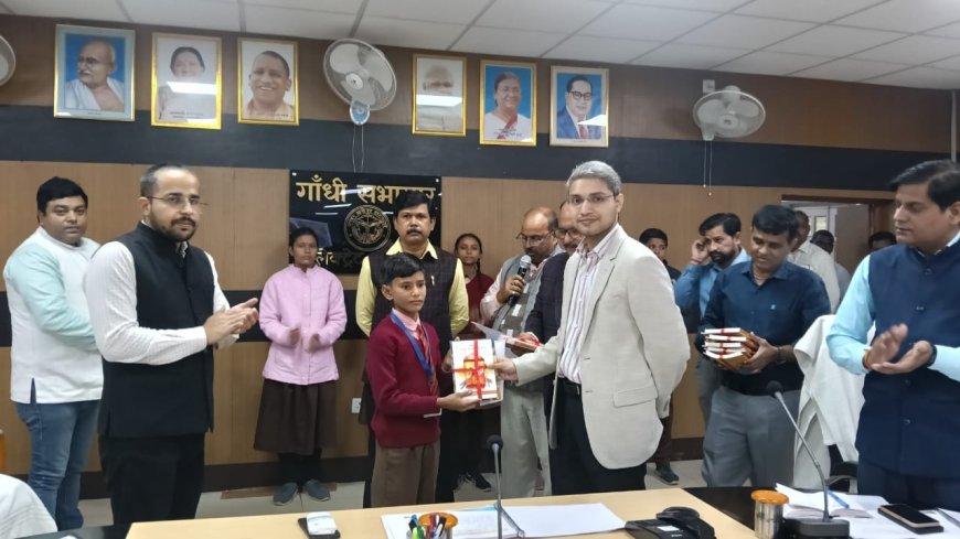 विद्यालयों में पर्यावरण आधारित प्रतियोगिताओं के विजई छात्र