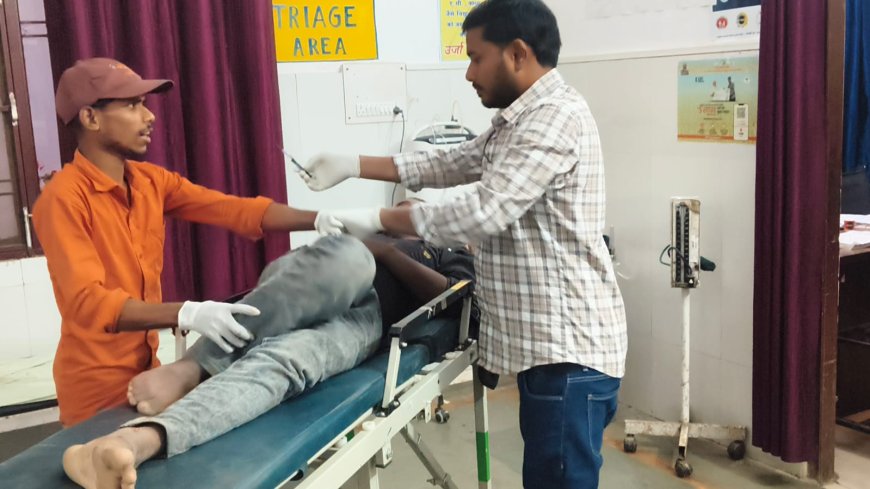 सडक दुर्घटना में दो युवक घायल संयुक्त चिकित्सालय सिरौलीगौसपुर में चल रहा है उपचार