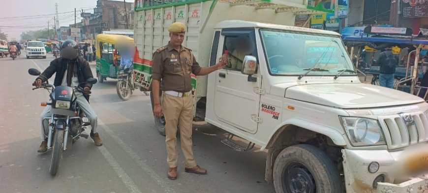 वाहन चालकों को गुलाब के फूल देकर यातायात पालन को किया जागरूक