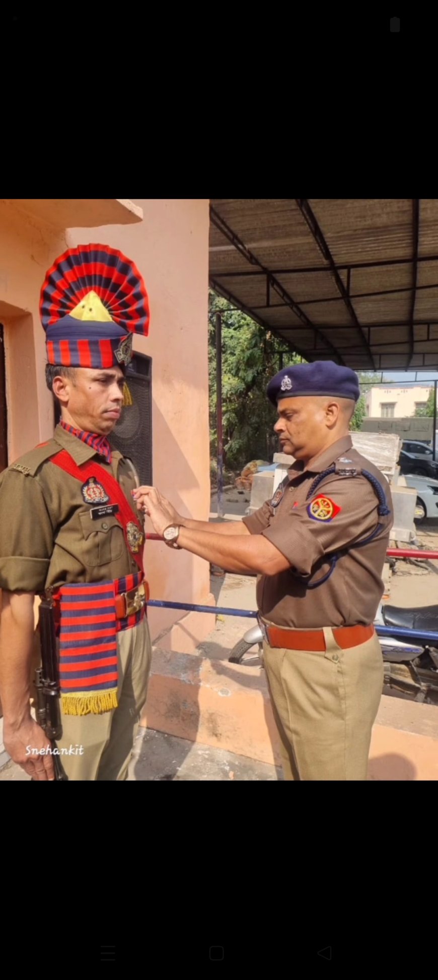 यूपी पुलिस झंडा दिवस पर एसपी ग्रामीण ने किया ध्वजारोहण, वीरों के सम्मान का पल