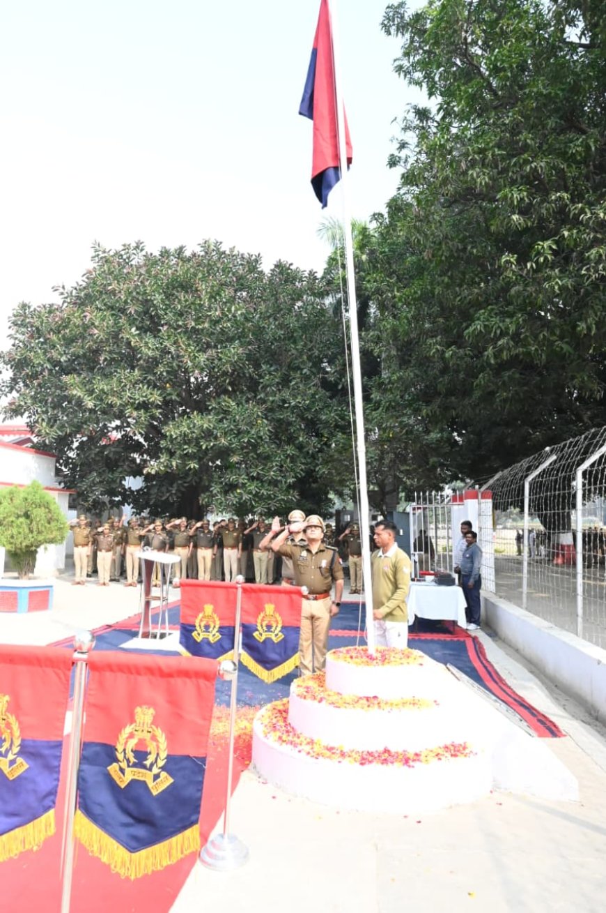 उत्तर प्रदेश पुलिस ने झंडा दिवस पर फतेहपुर में किया ध्वजारोहण, एसपी ने पढ़ा डीजीपी का संदेश