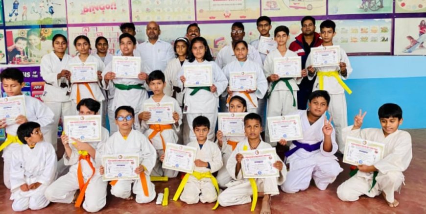 कराटे बेल्ट धारण कर प्रफुल्लित हुए प्रतिभागी