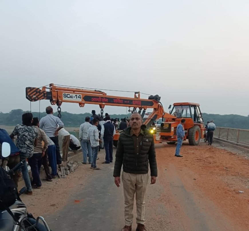 ट्रेलर की टक्कर से यमुना में गिरा टैक्टर, चालक ने कूद कर बचाई जान