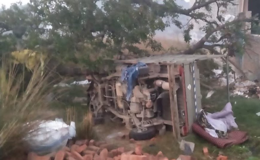 झपकी लगने से पलटा ट्रक , पांच घायल