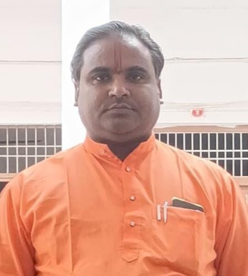 पं रामदयाल निर्विकार की राम का त्याग नामक शीर्षक कविता धूम मचा रही है।