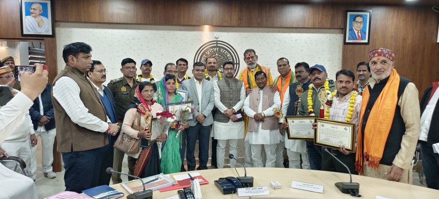 मरीजों को दें बेहतर उपचार चिकित्सालय में ही उपलब्ध हो दवाएं  स्प्रभारी मंत्री दानिश आजाद अंसारी सवास्थ्य सेवाओं के भौतिक सत्यापन मेडिकल कॉलेज का किया निरीक्षण