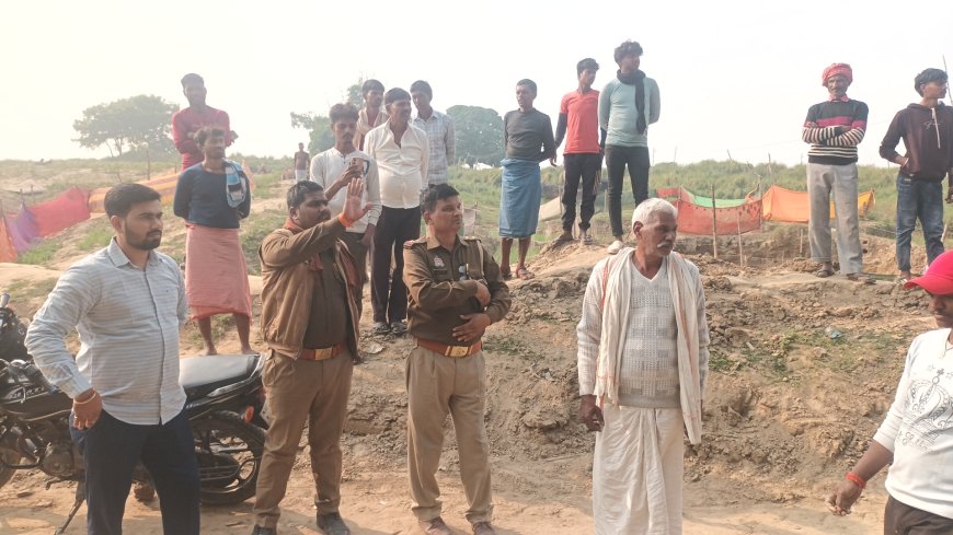 भदोही के गुलौरी गंगा घाट पहुंची खनन विभाग की टीम, ग्रामीणों ने किया हंगामा।
